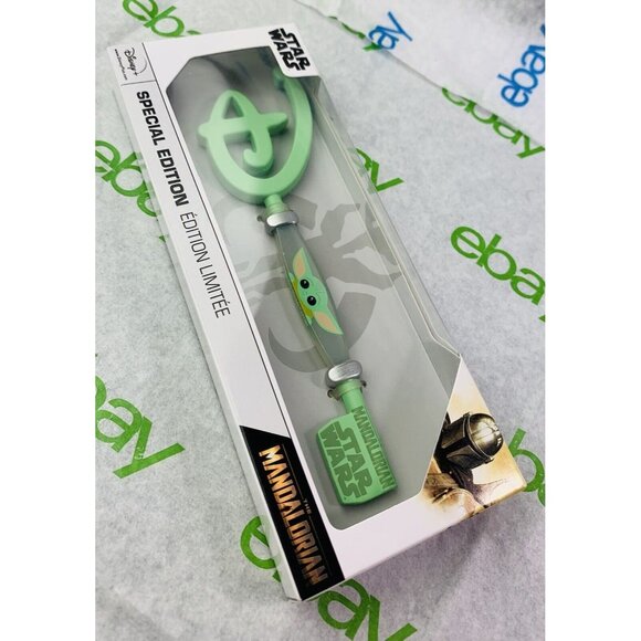 DISNEY STORE~THE CHILD~SPECIAL EDITION KEY STAR WARS~THE MANDALORIAN - Picture 4 of 5